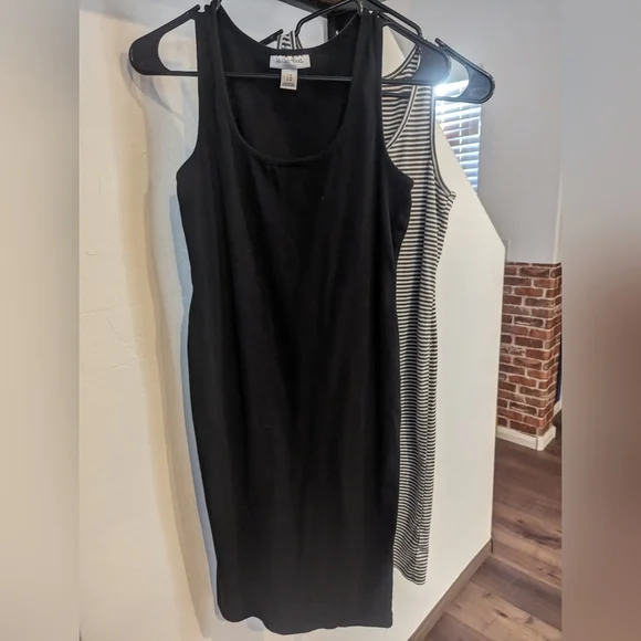 2 Motherhood Maternity Dresses Size Medium - Picture 2 of 3